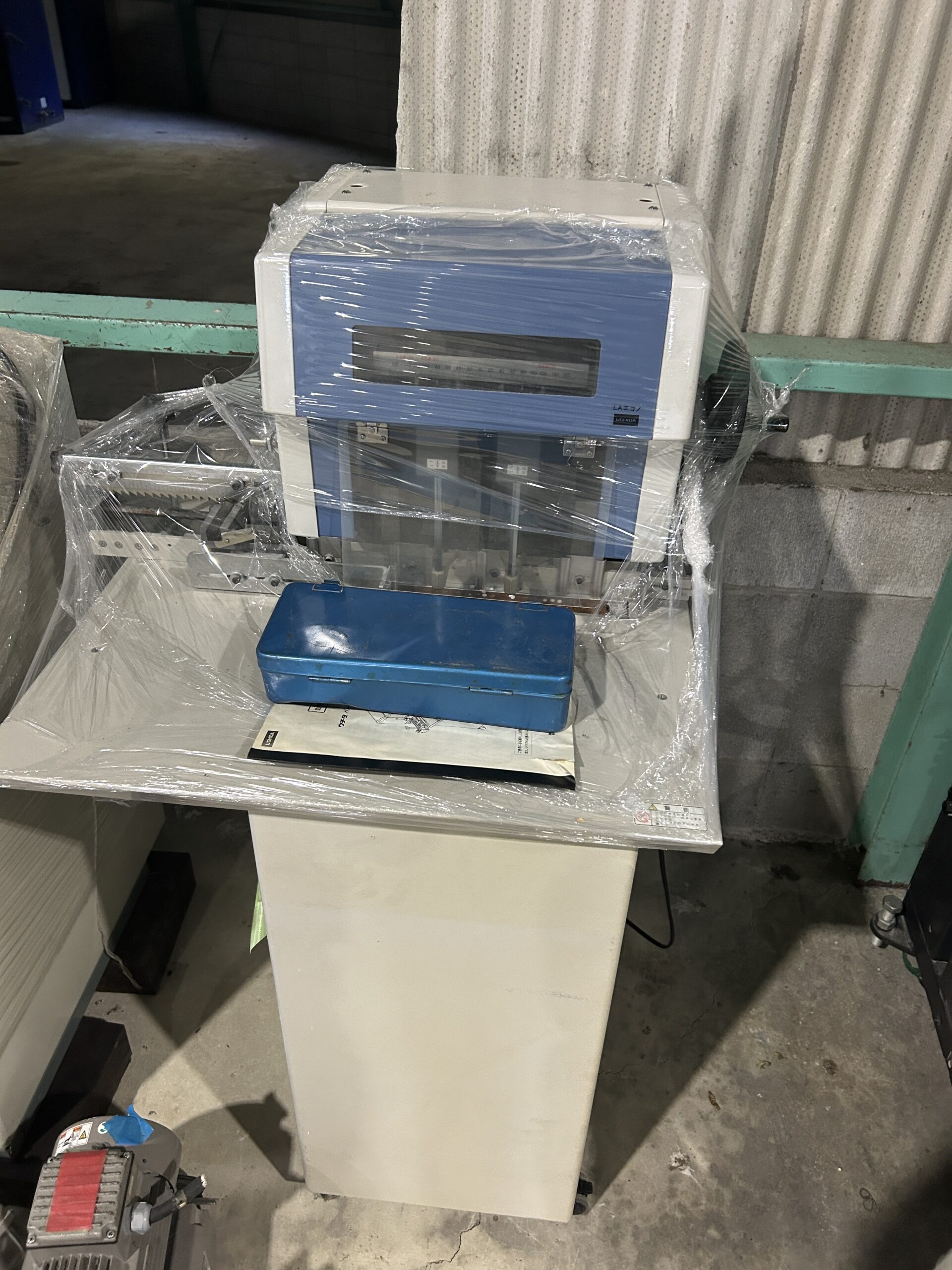 ウチダテクノ製　エコノ　（卓上式２連穿孔機）100ｖ