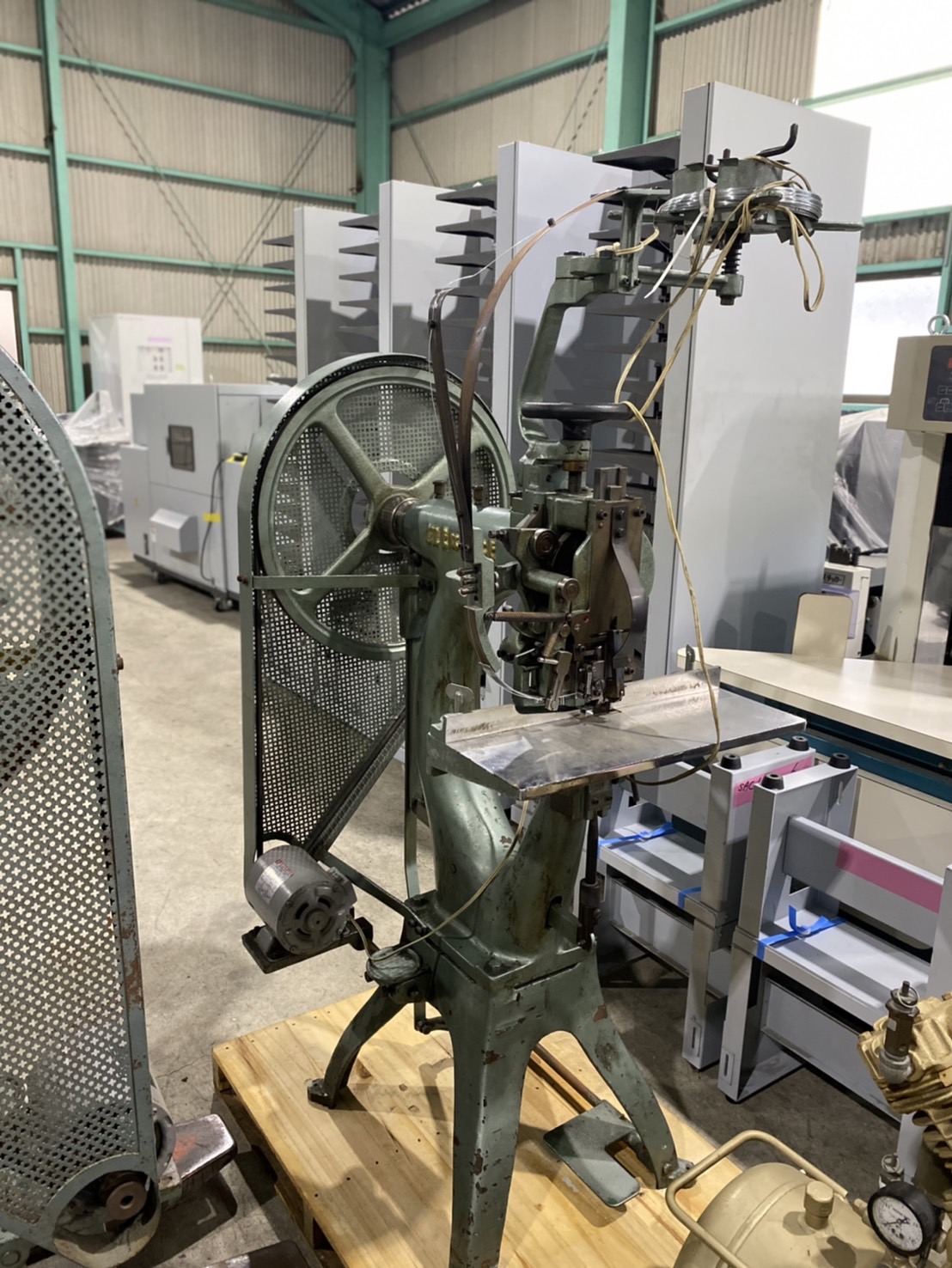 南機械　針金綴じ機